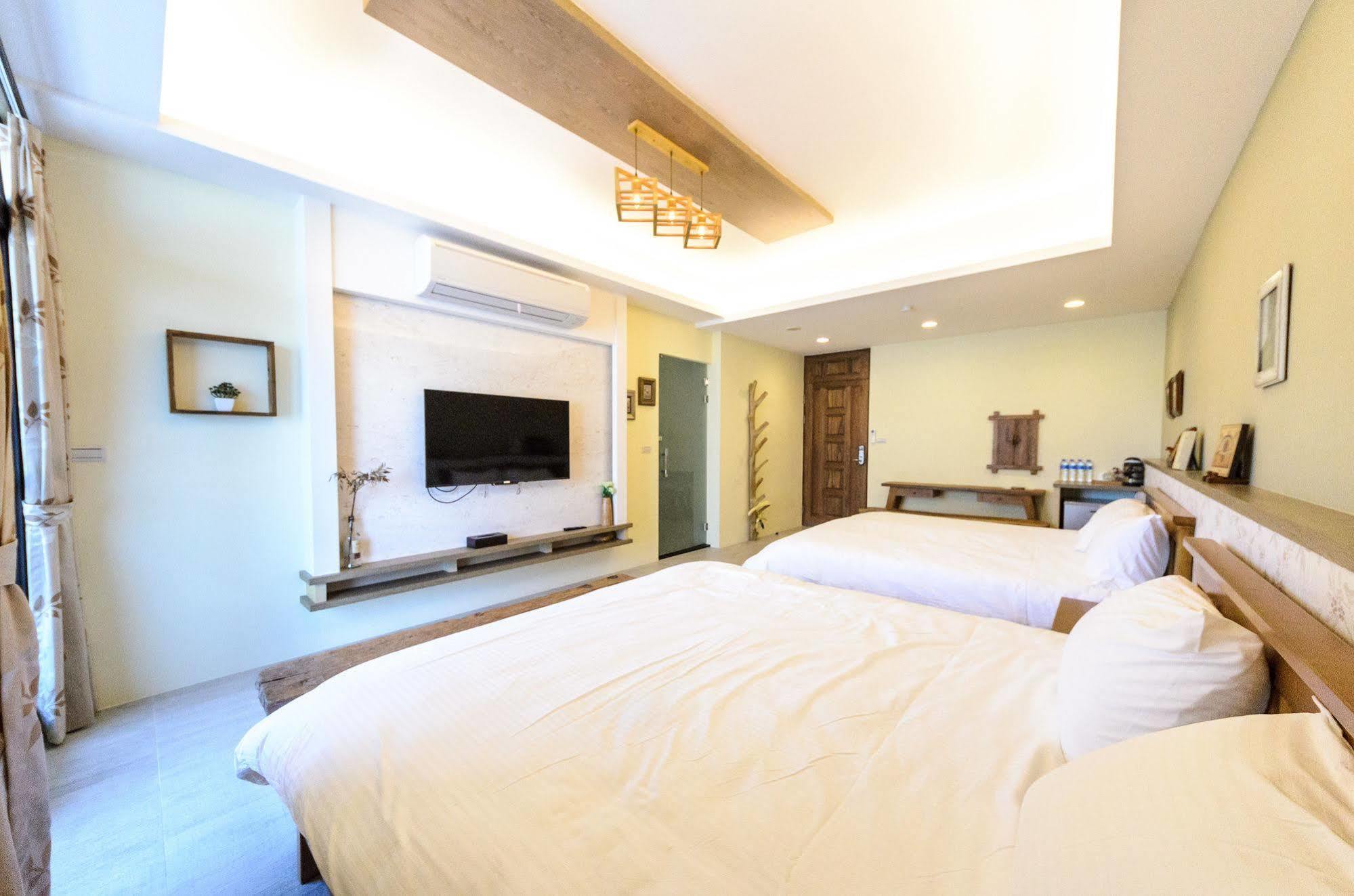 Jhongshan Building Bed And Breakfast Kota Hualien Bagian luar foto