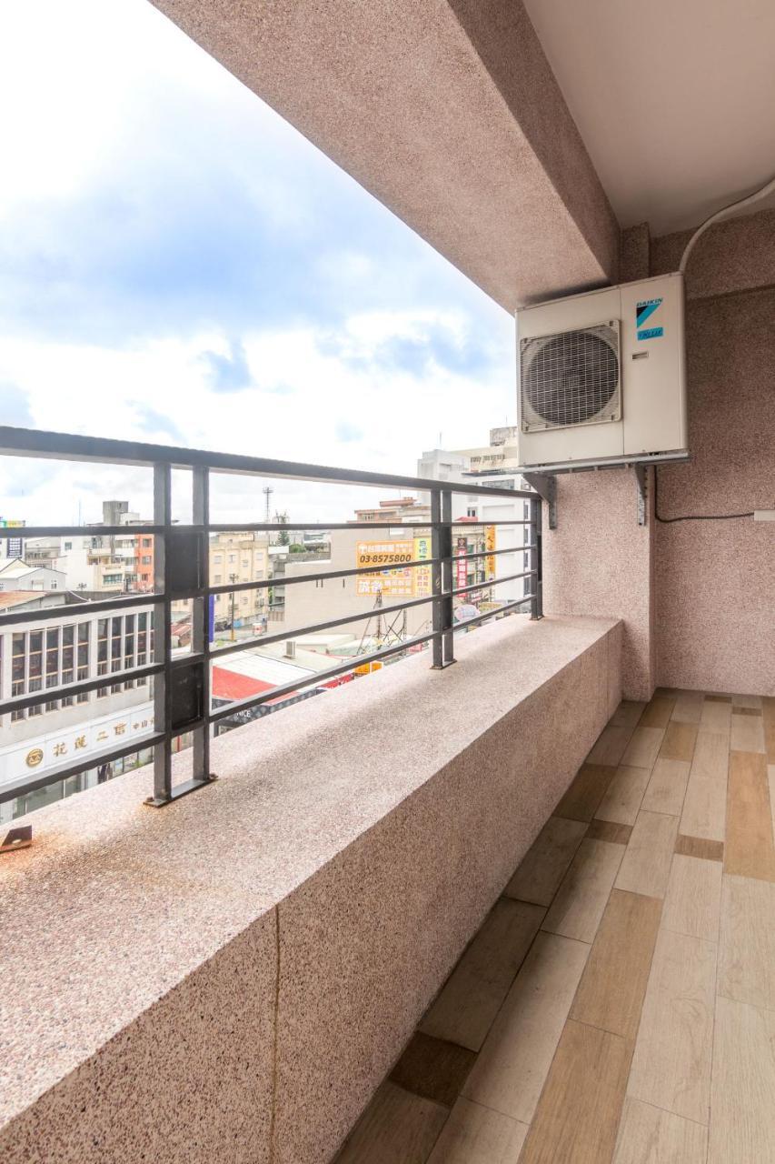 Jhongshan Building Bed And Breakfast Kota Hualien Bagian luar foto